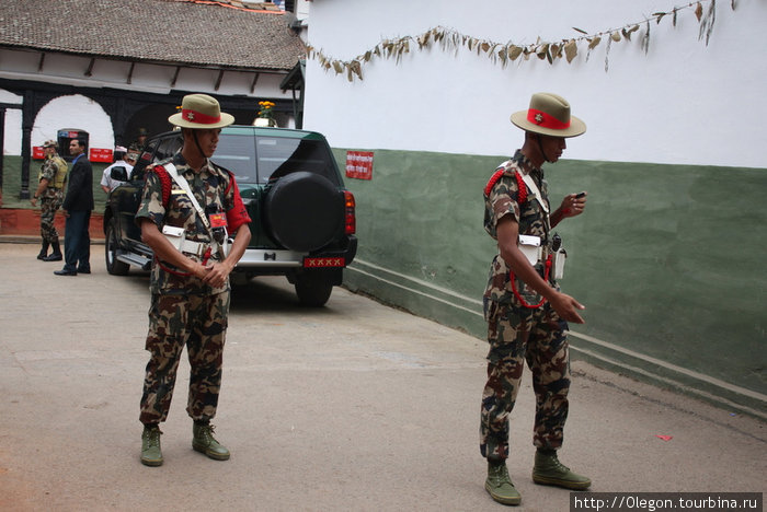 Военные и полицейские следят за порядком Катманду, Непал