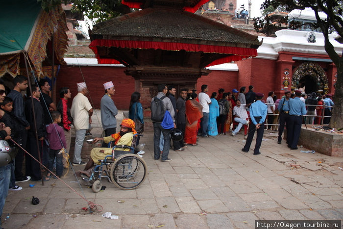 Народ пришёл к храму Таледжу Катманду, Непал