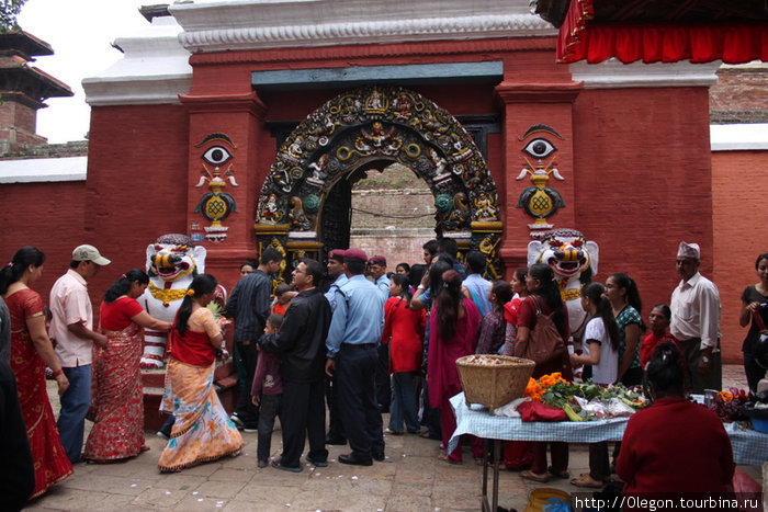 Все хотят попасть в храм Катманду, Непал