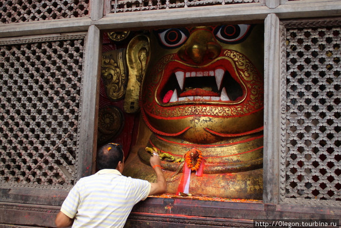 В праздник Дасаин приоткрывают решётку, за которой находится Белый Бхайрава с золотой маской Катманду, Непал