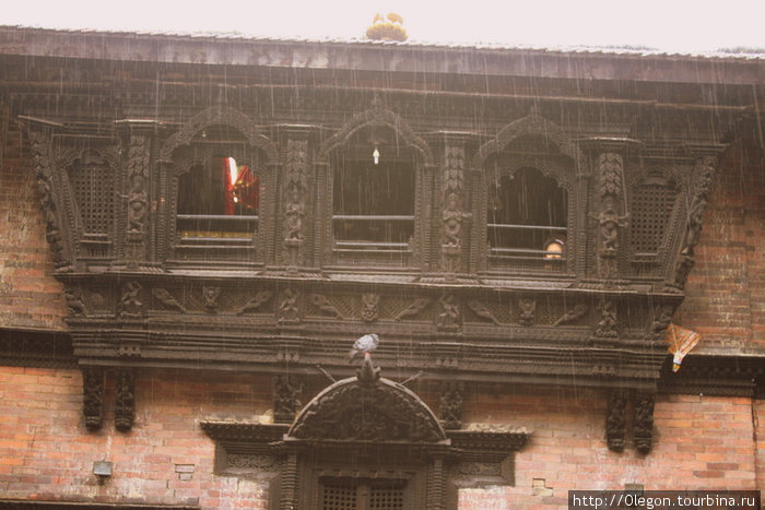 Окна богини Кумари открыты в праздник, все ждут, когда она выглянет Катманду, Непал