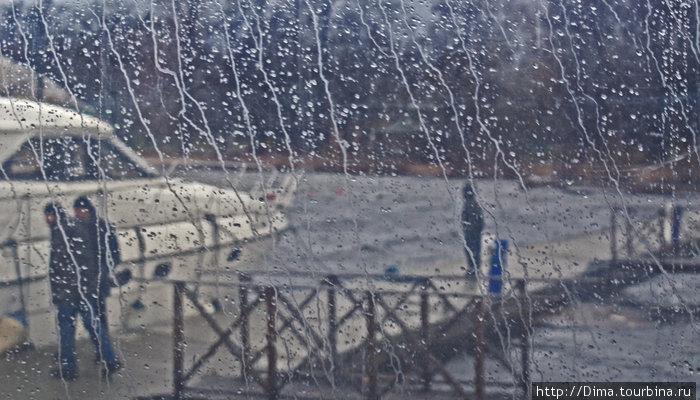 Дождь. Вид на причал и шаткие мостики через тент на первой палубе. Санкт-Петербург, Россия