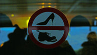 В обуви ходить на яхте запрещено, поэтому всем раздали бахилы.