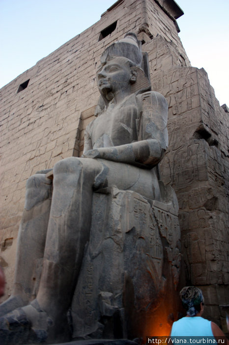 Люксор. Люксорский храм .Колос Рамзеса II Луксор, Египет