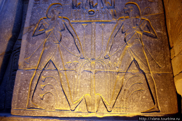 Люксор. Люксорский храм. Изображение Рамзеса II в образе богини плодородия,с женской грудью и животом беременной женщины... Луксор, Египет