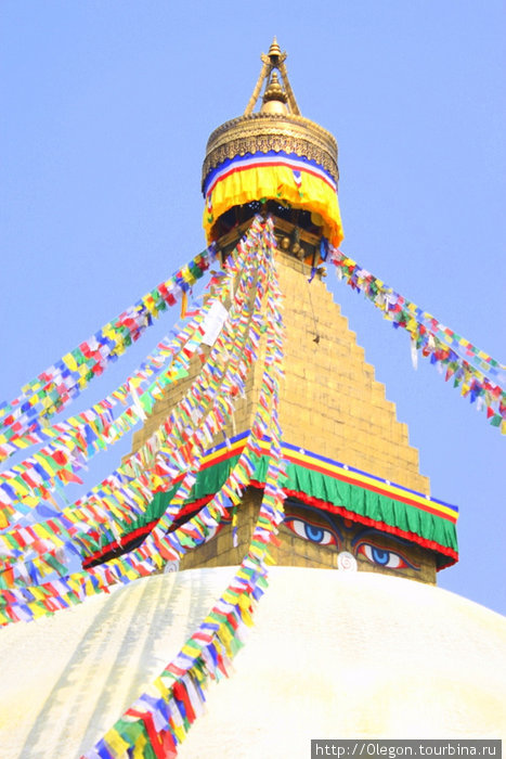 Основание ступы символизирует землю, возвышающаяся куполообразная часть символизирует воду, шпиль над куполом- огонь, зонтик на шпиле символизирует воздух. Катманду, Непал