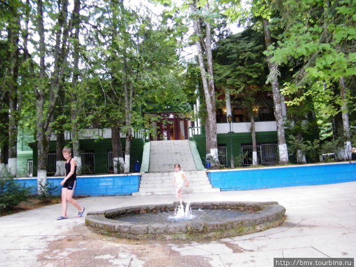 Фонтан со стороны озера на даче Сталина. Рица Реликтовый Национальный Парк, Абхазия