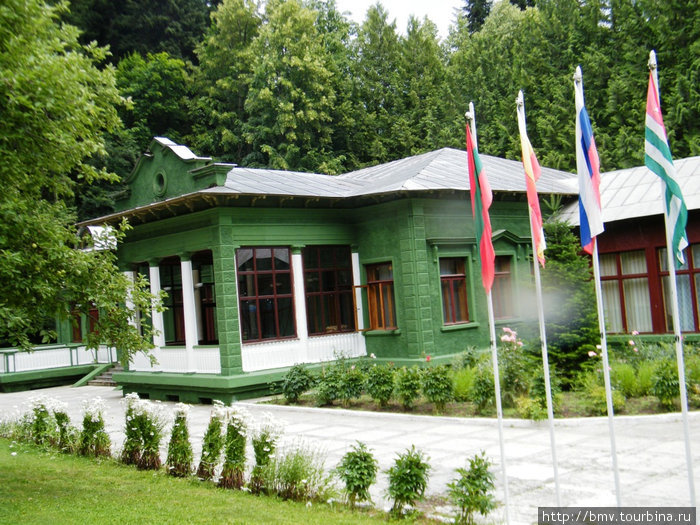 Дача Сталина — одноэтажный дом, выкрашенный зеленой краской для светомаскировки. Рица Реликтовый Национальный Парк, Абхазия