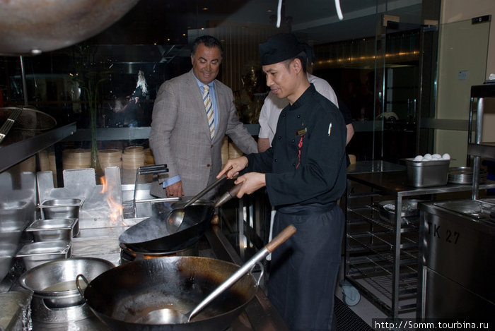 …Тайский повар под руководством менеджера-ливанца потчует их кулинарными шедеврами… Эмират Дубай, ОАЭ