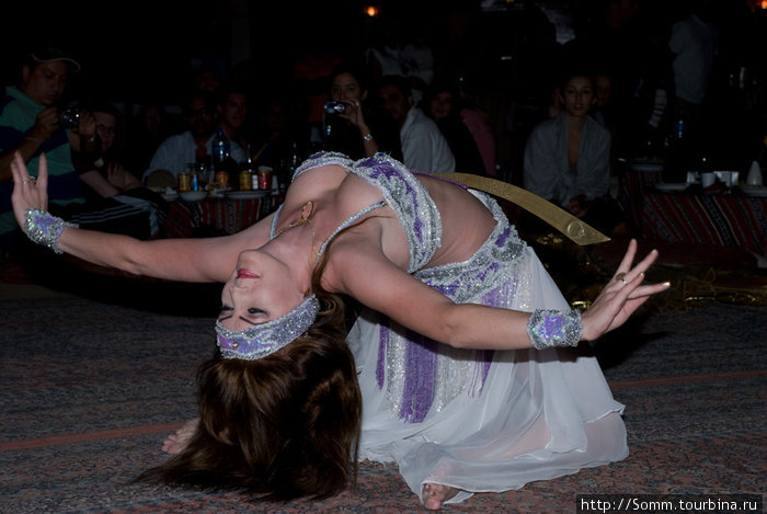 …Кавказская девушка пленяет танцем живота… Эмират Дубай, ОАЭ