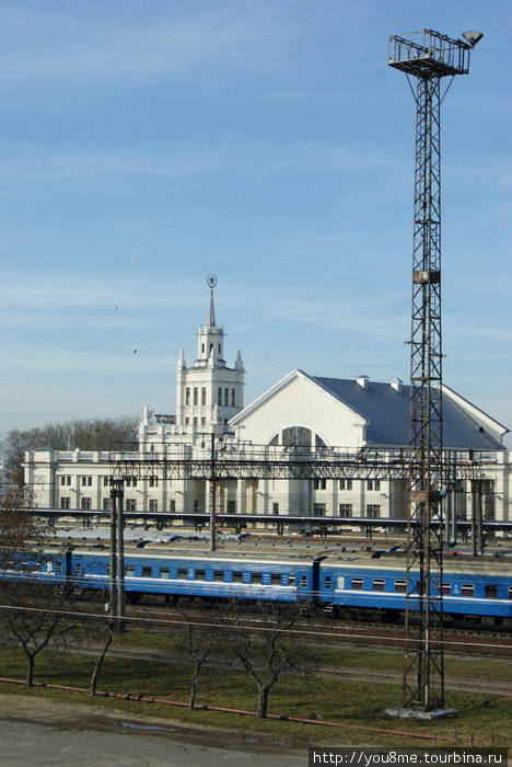 здание Брестского железнодорожного вокзала похоже на замок Брест, Беларусь