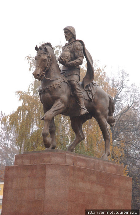Памятник князю Олегу Рязанскому на Соборной площади. Рязань, Россия