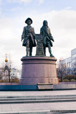 памятник основателям города