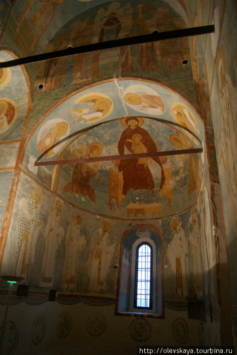 В Рождественском собре находятся полностью сохранившиеся фрески работы Дионисия. Ферапонтово, Россия