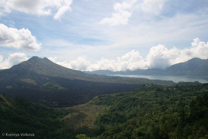 вулкан Кинтамани и озеро 