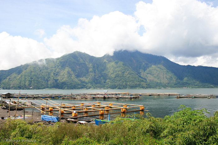 рыболовецкие лодки на Батуре Кинтамани, Индонезия