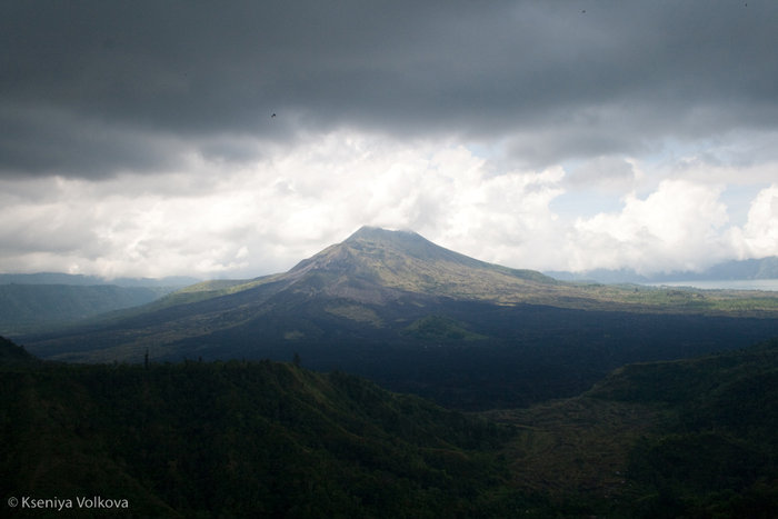 вулкан Кинтамани перед началом грозы Кинтамани, Индонезия