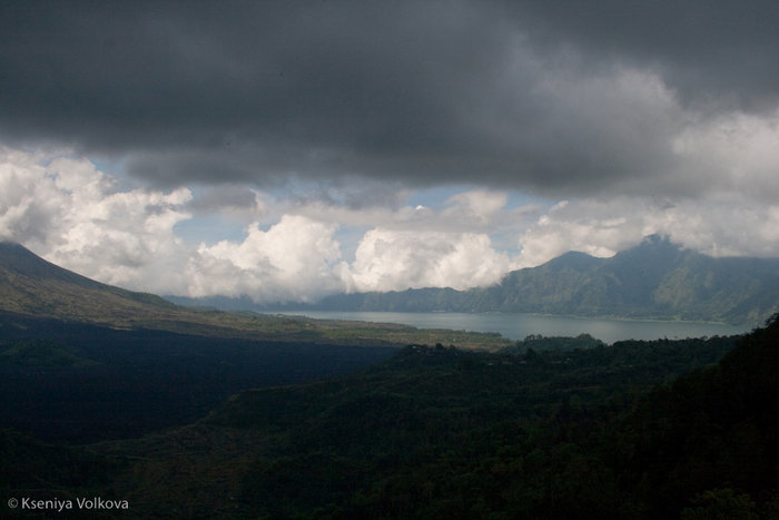 вулкан Кинтамани и озеро Батур перед началом грозы Кинтамани, Индонезия