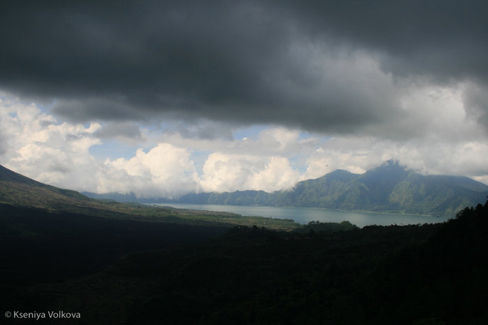 вулкан Кинтамани и озеро Батур перед началом грозы Кинтамани, Индонезия