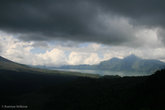 вулкан Кинтамани и озеро Батур перед началом грозы