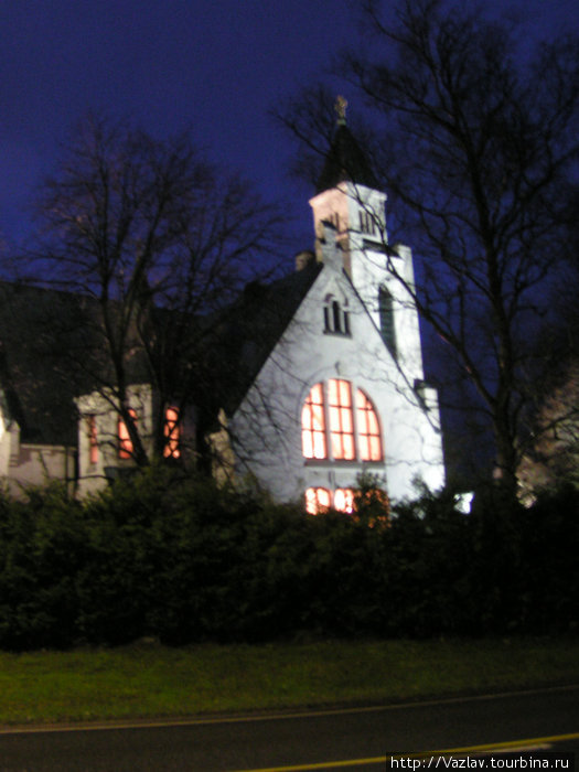 Здание церкви в подсветке