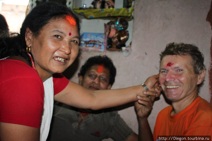 По праздникам старший член семьи наклеивает гостям на лоб тику из смеси риса, йогурта и красной краски Киртипур, Непал