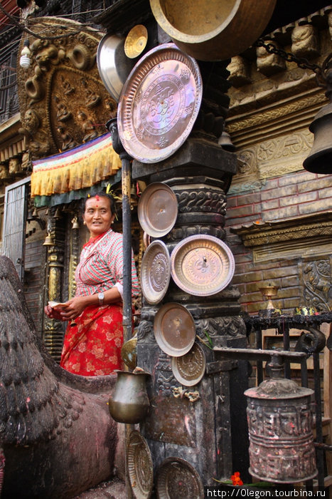 Каждый приносит в храм кастрюльку или сковородку Чобхар, Непал