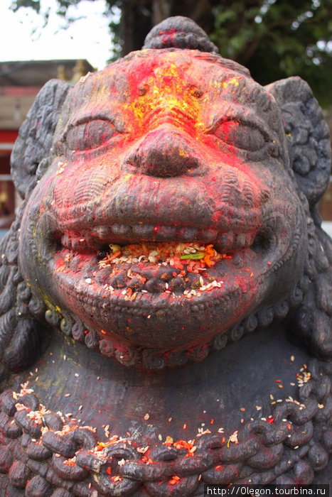 Статуи по праздникам кормят и красят краской Киртипур, Непал