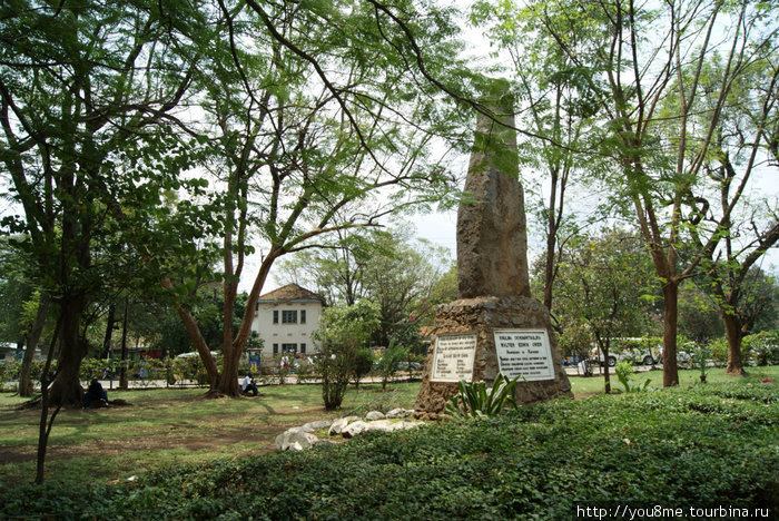 памятник в парке Кисуму, Кения