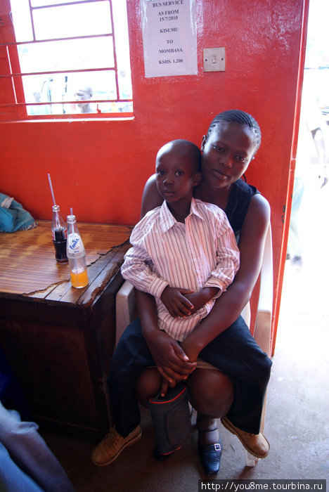 мама с сыном Кисуму, Кения