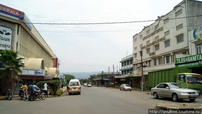 транспорт на улицах города (слева направо): мотоциклисты бода-бода, матату и машины Кисуму, Кения