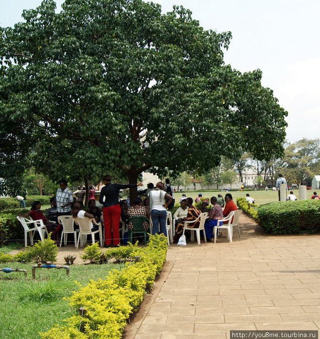 посиделки в парке Кисуму, Кения