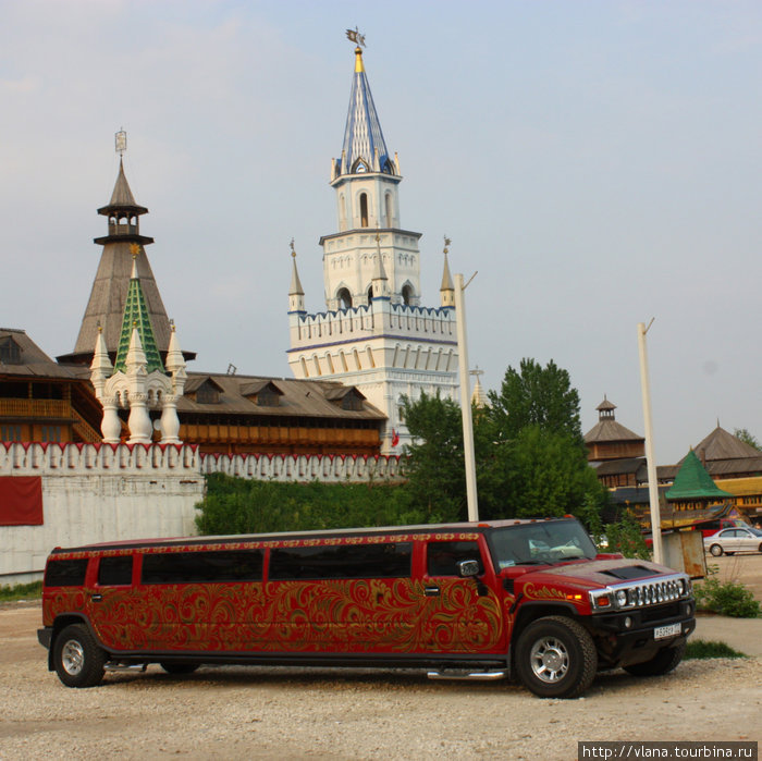 Лимузин-Хамер возле  Измайловского Кремля расписан под хохлому, в традиционном русском стиле... Москва, Россия