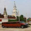 Лимузин-Хамер возле  Измайловского Кремля расписан под хохлому, в традиционном русском стиле...