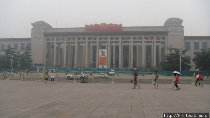 Площадь со всех сторон окружают музеи. Пекин, Китай
