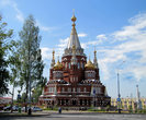 Храм является визитной карточкой Ижевска. Речь идет о Свято-Михайловском соборе.