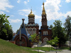 На южном склоне Красной горки стоит Казанско-Богородицкий храм(1996).  Теперь они вместе со Свято-Михайловским собором составляют прекрасный ансамбль.