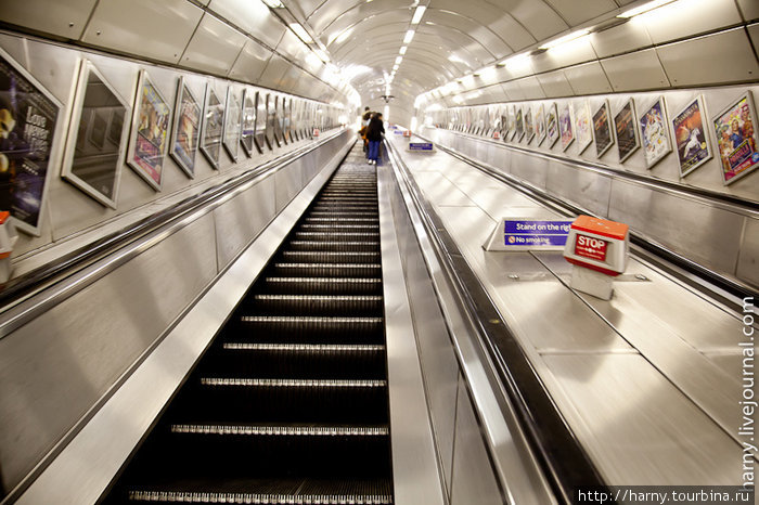Эскалаторы так же утилитарны, как и метро в целом. Стальной блеск, чистота, аккуратненькие рамочки с афишами и рекламой на стенах. Лондон, Великобритания