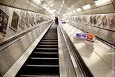 Эскалаторы так же утилитарны, как и метро в целом. Стальной блеск, чистота, аккуратненькие рамочки с афишами и рекламой на стенах.