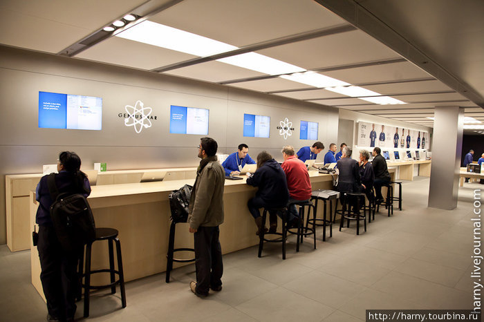 Genius Bar — если нужна техническая консультация по продуктам, то можно заранее забронировать встречу со специалистом. Вроде бы как обычная техническая поддержка. Нет, это Genius Bar. Лондон, Великобритания