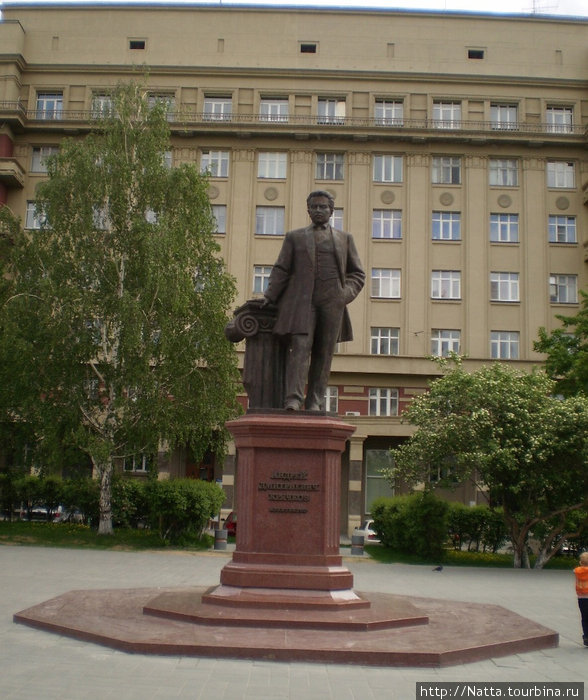 Памятник архитектору  А. Д. Крячкову, по проектам которого построены многие здания в Новосибирске Новосибирск, Россия