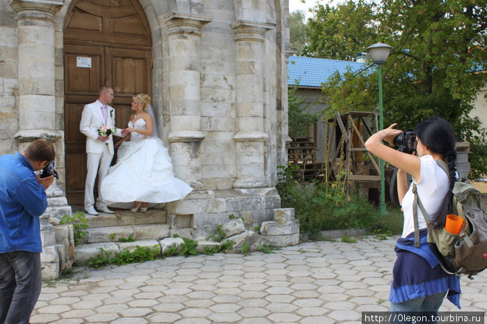 Храм в Быково очень популярен, здесь очень часто проходят церемонии венчания Быково, Россия