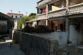 Традиционная китайская деревня, всё предельно функционально, дома похожи на сарайчики с заборами. Здесь ещё есть балкончики с украшательствами, большинство деревень беднее.