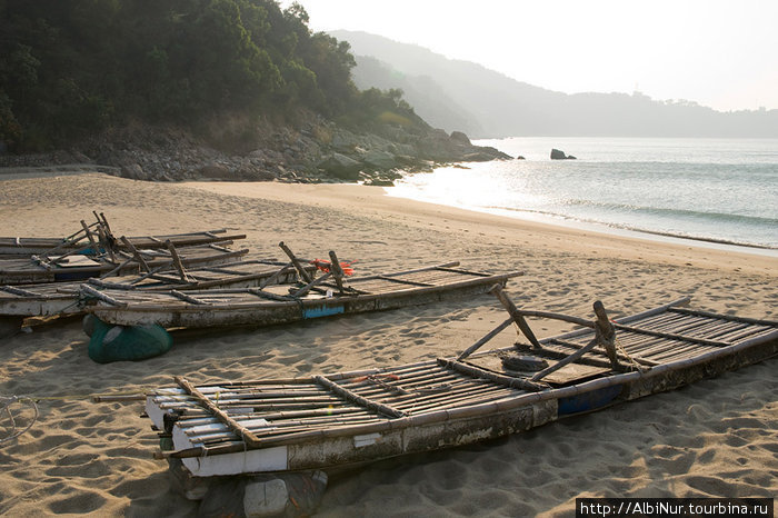 bamboo — шаланды местных рыбаков. Китай