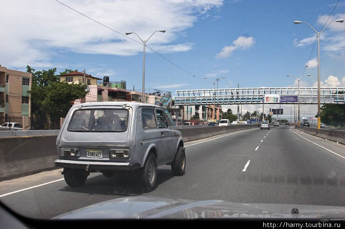 На дорогах встречается советский автопром. Обратите внимание: номер у машин только сзади, спереди — нет. Доминиканская Республика