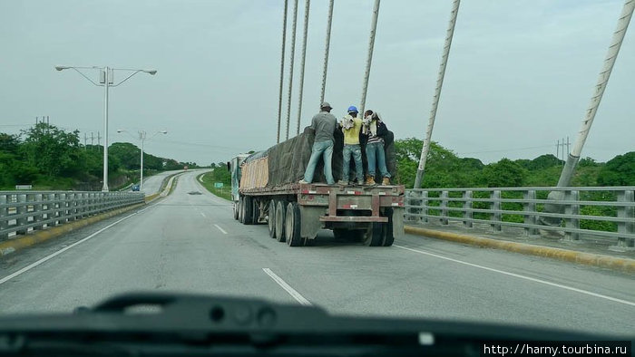 Традиционный способ перевозки пассажиров — стоя в кузове. Вообще, в Доминикане глобальная неурегулированность всего. Можно ездить на машине без документов (все равно никто их не проверяет). Доминиканская Республика