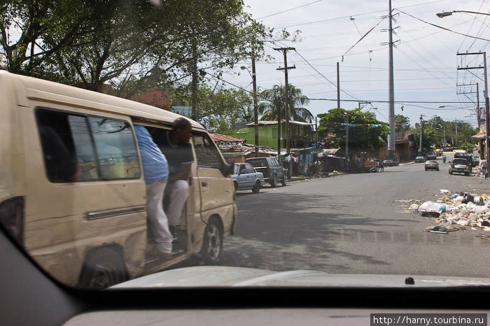 Паблик кар может быть не только кар, но еще и микроавтобус (с вечно открытой сдвижной дверью), а также мотоцикл. Провинция Санто-Доминго, Доминиканская Республика
