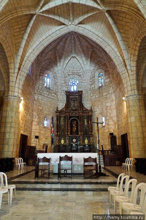 Внутри в церкви смешение стилей. Колонны и потолок выполнены так, чтобы быть похожими на пальмы. Провинция Санто-Доминго, Доминиканская Республика