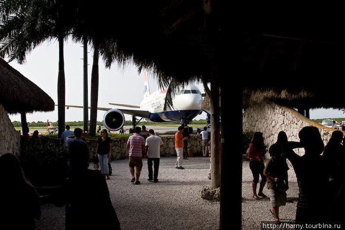 Теперь самое интересное — выход на посадку. Самолет подъезжает прямо к залу ожидания. Пунта-Кана, Доминиканская Республика