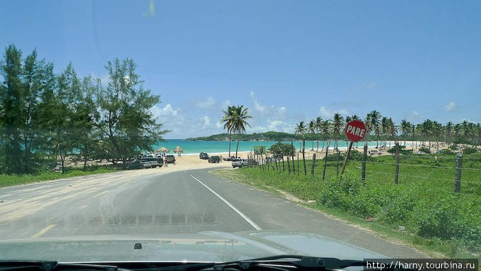 К пляжу Макао очень красивый подъезд. Дорога выходит прямо к пляжу. Макао, Доминиканская Республика